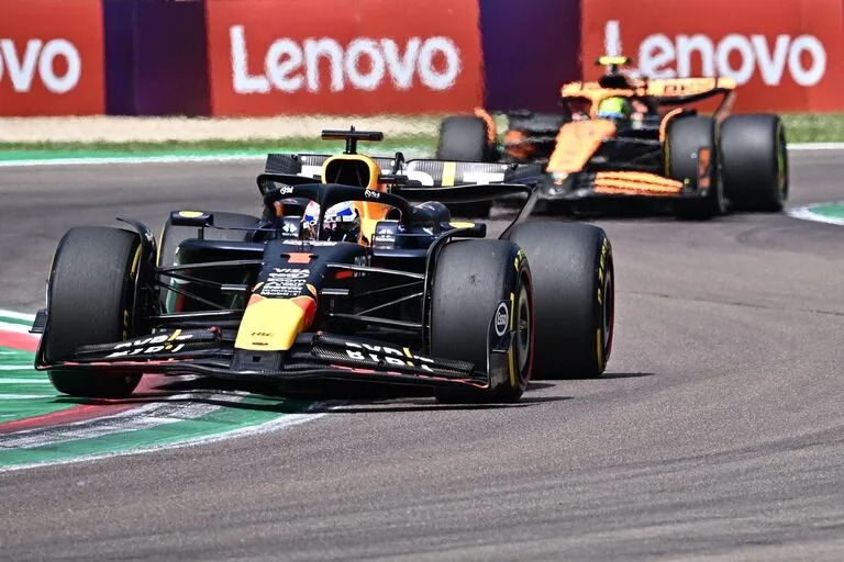 Max Verstappen por delante de Lando Norris: el piloto neerlandés aventaja al británico por 59 puntos en el mundial, mientras que entre los Constructores Red Bull Racing cayó 20 unidades por debajo de McLaren