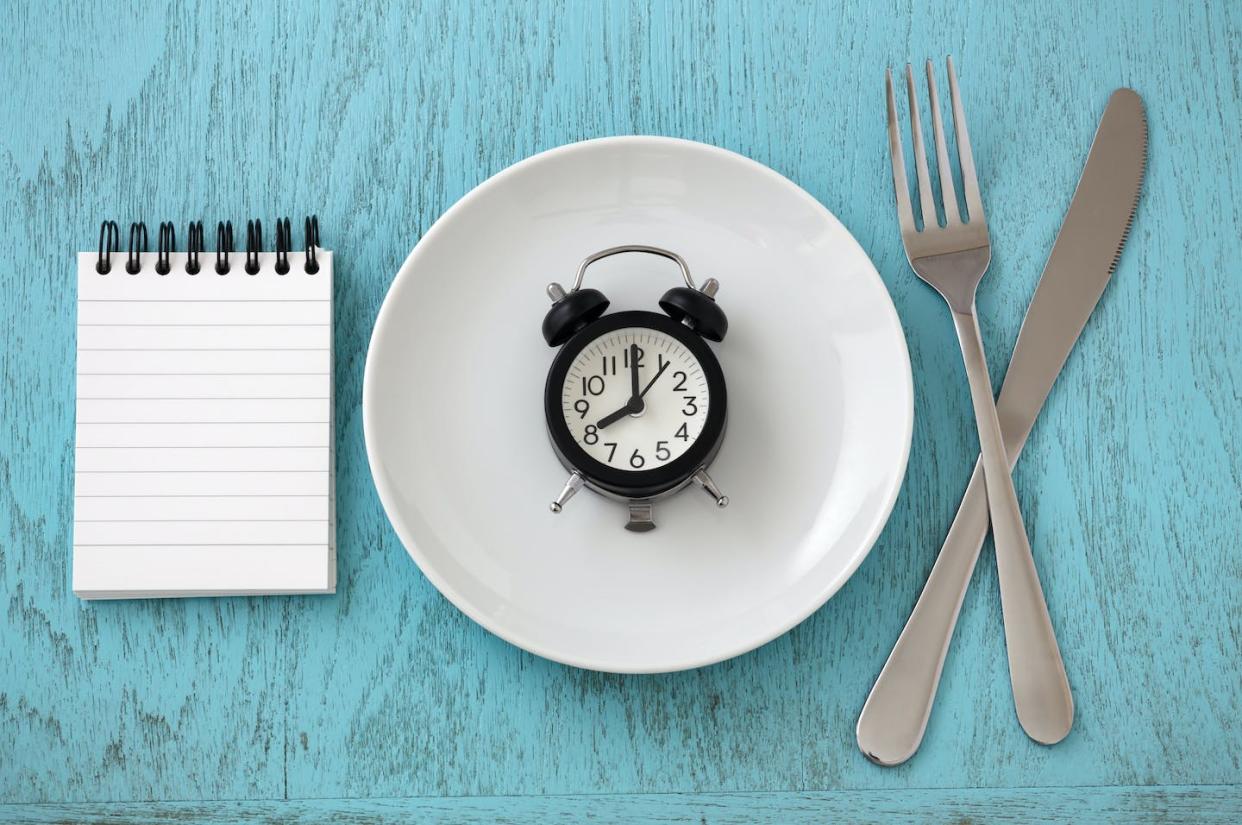 <a href="https://www.shutterstock.com/es/image-photo/clock-on-white-plate-fork-knife-1211249164" rel="nofollow noopener" target="_blank" data-ylk="slk:Shutterstock / everydayplus;elm:context_link;itc:0;sec:content-canvas" class="link ">Shutterstock / everydayplus</a>