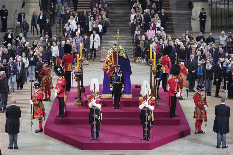 英國財政部公布已故英國女王伊麗莎白二世的國葬費用，共花費1.62億英鎊，折合台幣約62億元。（圖／美聯社／達志影像）