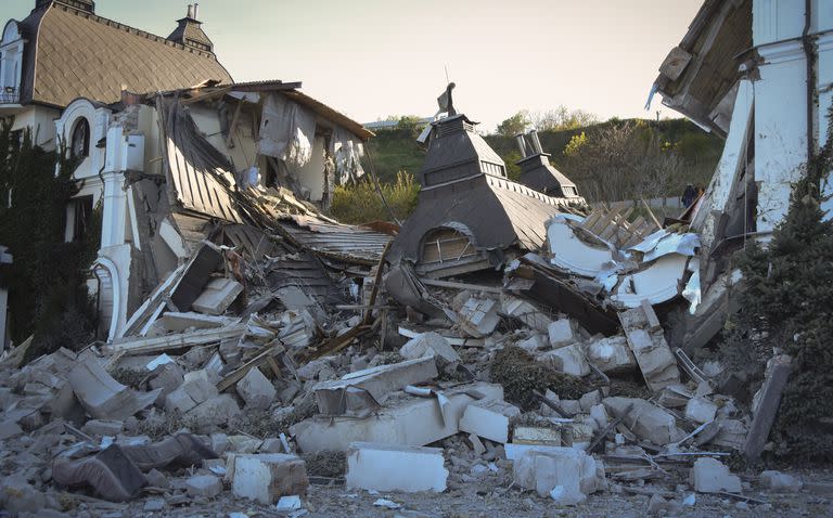 El hotel Grande Pettine yace en ruinas tras ser impactado por un misil ruso, el domingo 8 de mayo de 2022, en Odesa, Ucrania