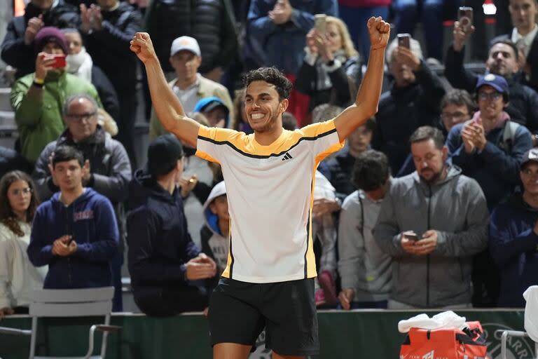 El festejo de Francisco Cerúndolo tras vencer en cuatro sets al estadounidense Tommy Paul en los dieciseisavos de final de Roland Garros