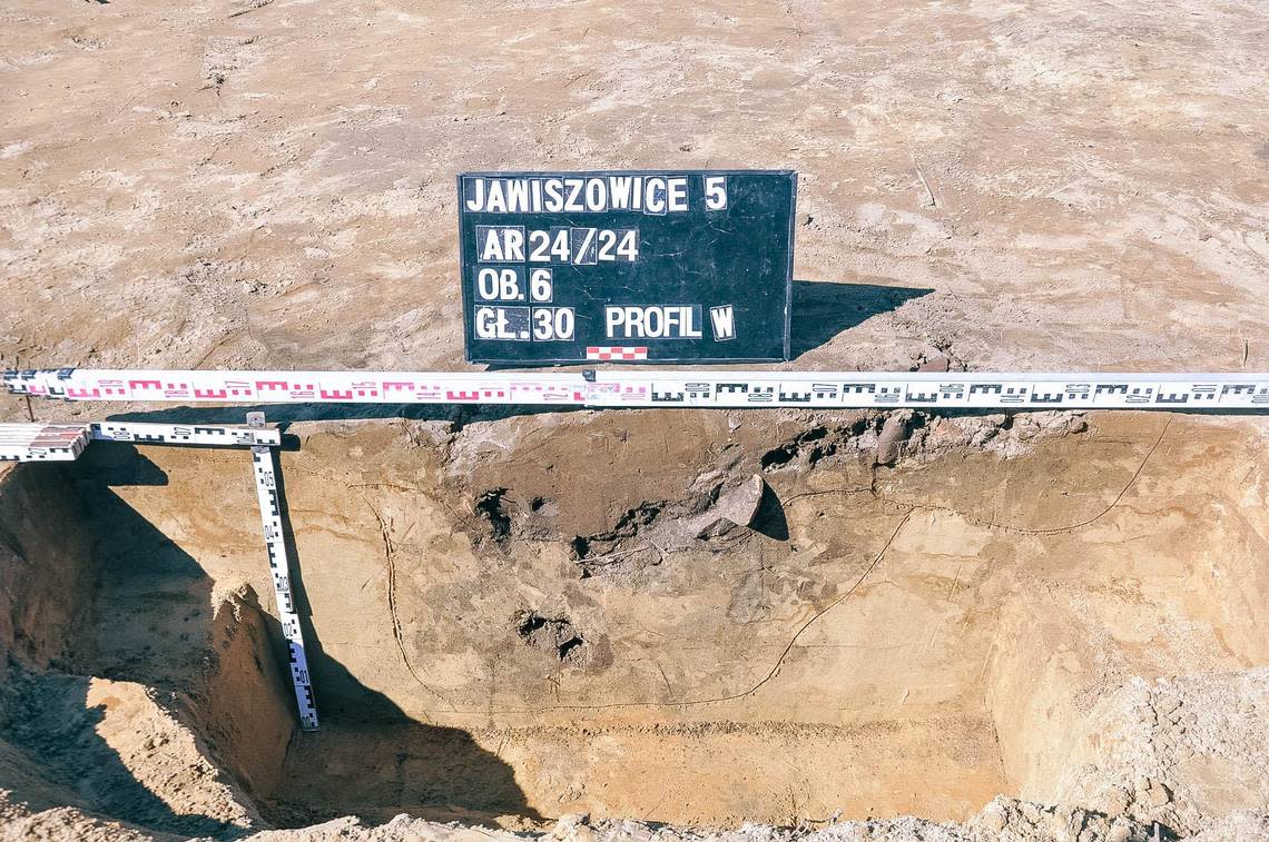 Pieces of pottery and shards of flint were also found at the settlements.