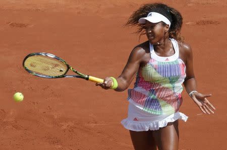 La tenista japonesa Naomi Osaka devuelve la pelota a la rumana Simona Halep, en el Abierto de Francia, en París. 27 de mayo de 2016. La tenista española Garbiñe Muguruza avanzó el viernes a la cuarta ronda del Abierto de Francia con un triunfo por 6-3 y 6-0 sobre la belga Yanina Wickmayer. REUTERS/Jacky Naegelen