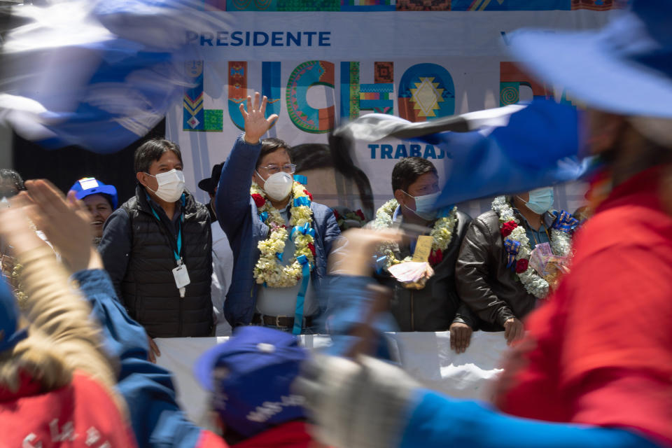 Luis Arce, un exministro de Economía que ganó la elección presidencial 2020 de Bolivia con el 55 por ciento de los votos, saluda a sus simpatizantes durante un desfile de celebración en El Alto, Bolivia, el 24 de octubre de 2020. (Tyler Hicks/The New York Times)