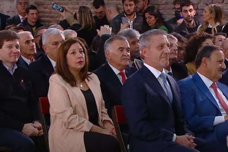 Gustavo Melella, Arabela Carreras, Osvaldo Jaldo, Mariano Arcioni, Sergio Ziliotto y Ricardo Quintela, algunos de los gobernadores presentes en el acto de jura de Sergio Massa como ministro de Economía