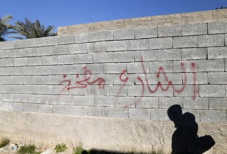 Graffiti warning on a wall saying that the street is mined is seen in the city of Ramadi, January 16, 2016. REUTERS/Thaier Al-Sudani