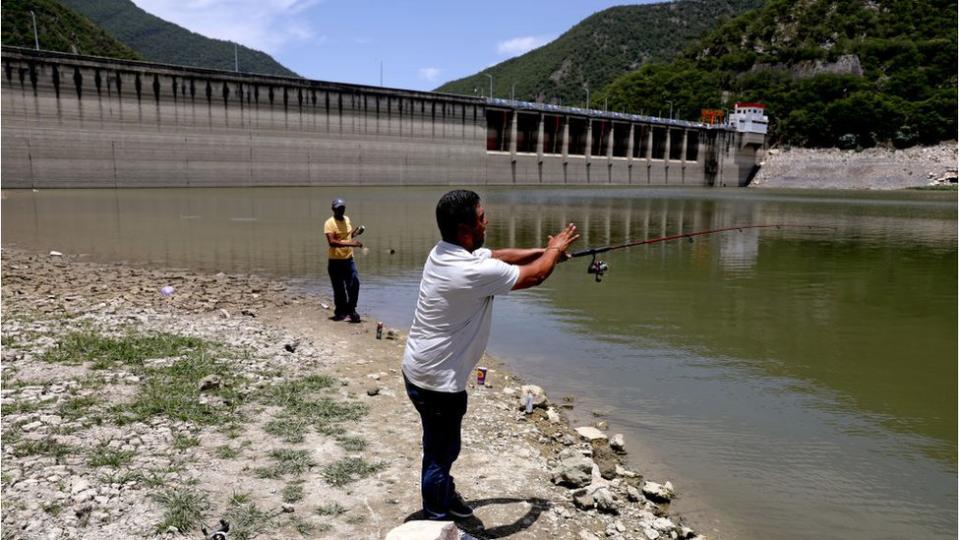 Persona pescando en presa La Boca