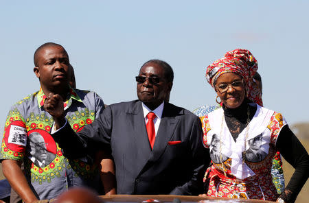 Zimbabwe's President Robert Mugabe and his wife Grace greet supporters of his ZANU (PF) party during the "One Million Man March", a show of support of Mugabe's rule in Harare, Zimbabwe, May 25, 2016. REUTERS/Philimon Bulawayo.