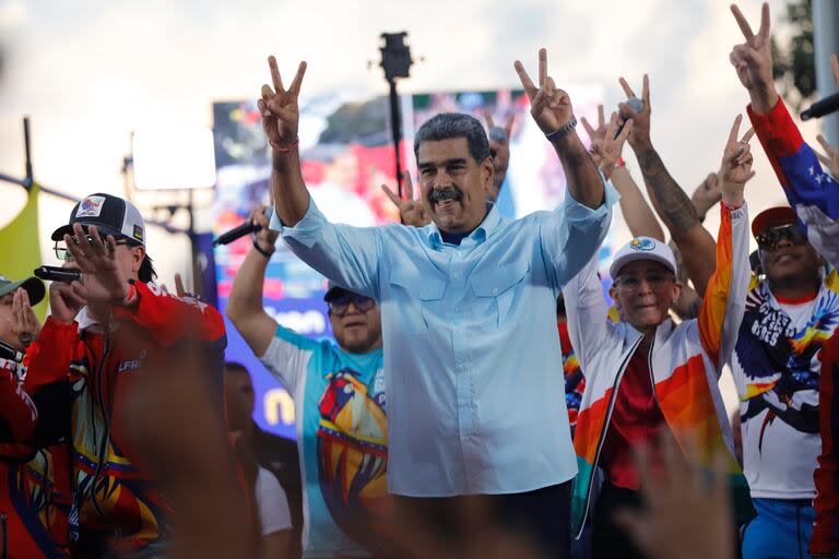 El presidente venezolano, Nicolás Maduro, hace señales de victoria con las manos a sus seguidores durante una manifestación a favor del gobierno en Caracas