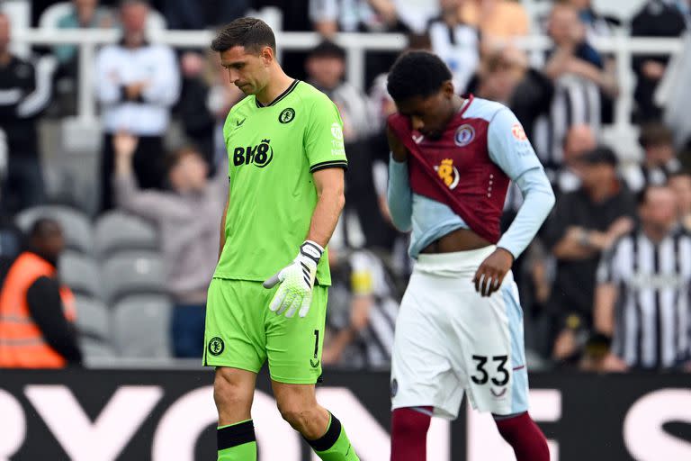 Los jugadores de Aston Villa, de la Premier League, se quejaron porque sus camisetas quedan impregnadas de sudor muy temprano y eso las hace más pesadas