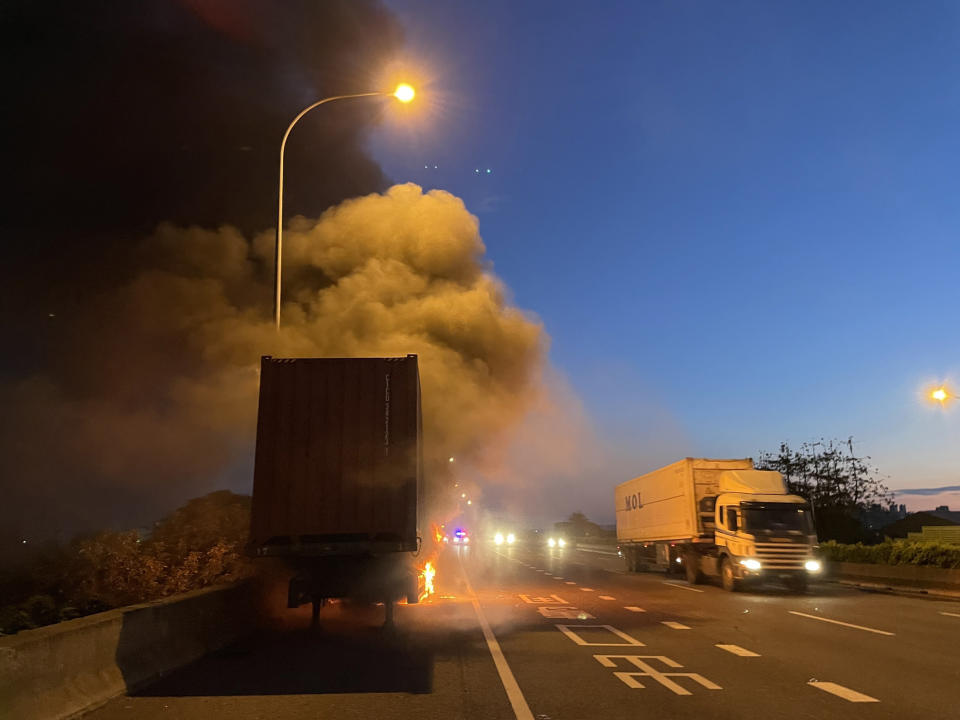 國道1號南向197.5公里彰化路段12日上午4時許發生火燒車，1輛載運啤酒營半聯結車突然起火，駕駛吸入濃煙身體不適送醫，詳細起火原因仍待調查。（圖／警方提供）