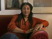 La dramaturga Lynn Nottage posa en su casa en Nueva York en una fotografía de archivo del 2 de abril de 2009. La obra de Nottage "Sweat" ganó el Pulitzer de teatro el lunes 10 de abril de 2017. (Foto AP/Bebeto Matthews, archivo)