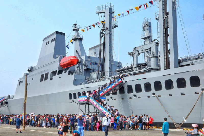 海軍敦睦艦隊3/24起安平港開放登艦參觀 台南市政府民政局表示，海軍113年敦睦遠航訓練支 隊將在24、25日停靠安平港，歡迎民眾、團體、學校 組隊前往登艦參觀，認識國軍裝備戰力。圖為往年開 放參觀時，吸引大批民眾前往。 （台南市政府提供） 中央社記者楊思瑞台南傳真  113年3月18日 