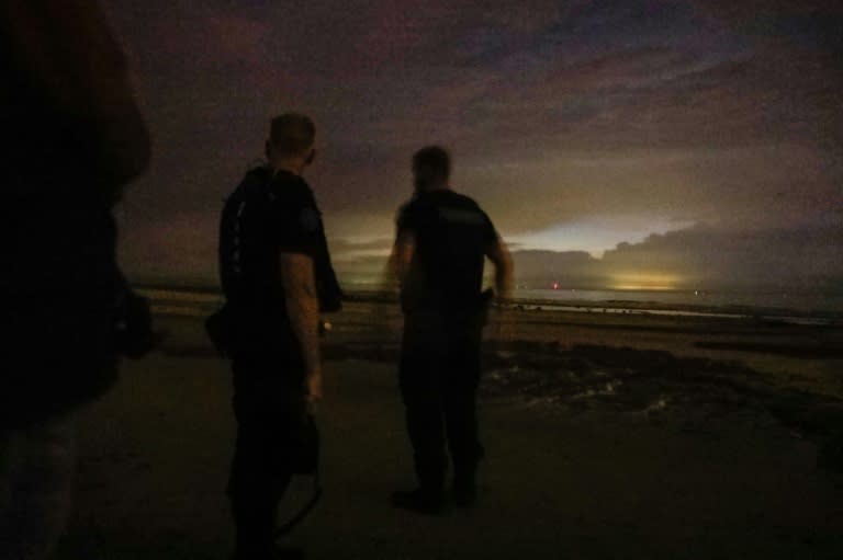 Des gendarmes en patrouille sur une plage de Tardinghen, près de Calais, pour empêcher les migrants de prendre la mer pour traverser illégalement vers la Grande-Bretagne, le 13 août 2020 (Sameer Al-DOUMY)