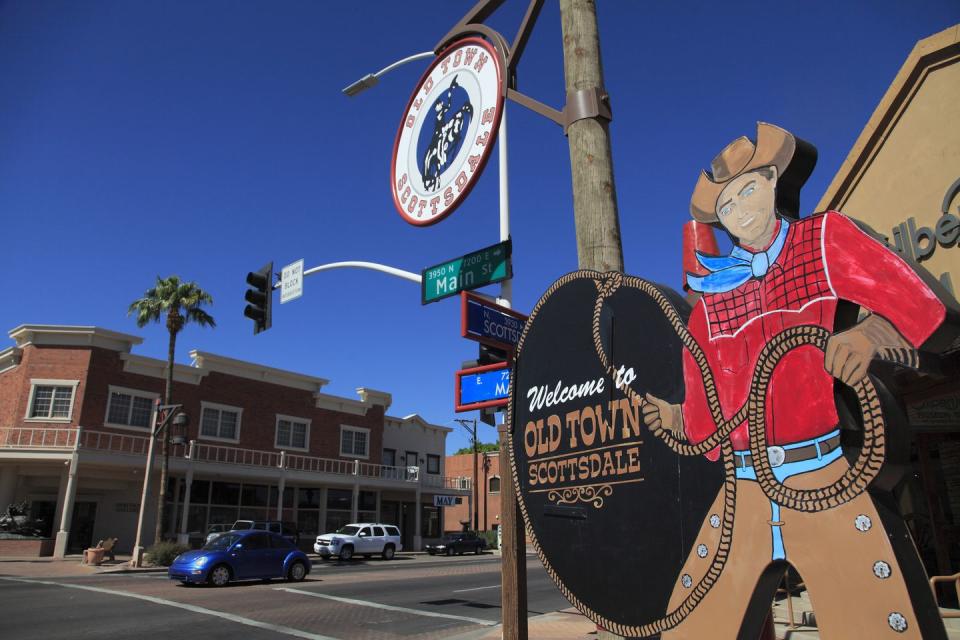 the welcome sign on the roadside of old town of scottsdale