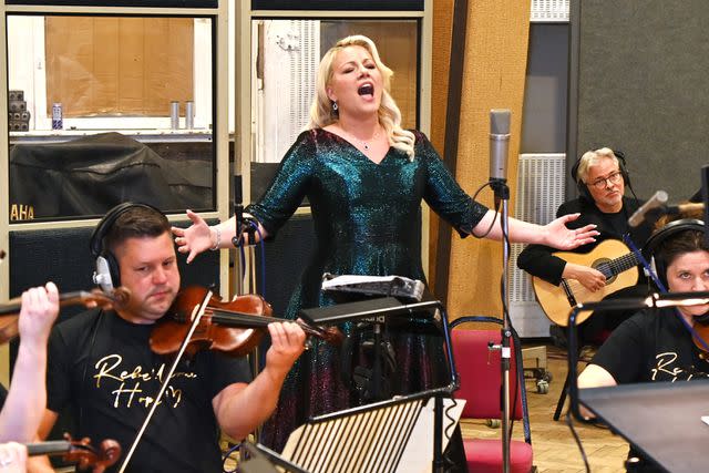 <p>Dave Benett/Getty Images</p> Natalie Rushdie recording the song in honor of Dame Deborah James at Abbey Road Studios in June 2023