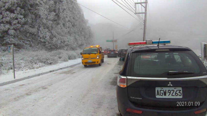 宜蘭太平山連續3日下雪吸引大批民眾搶上山賞雪，太平山入口收費站車輛回堵超過8公里。（圖／宜蘭縣警察局南山派出所）