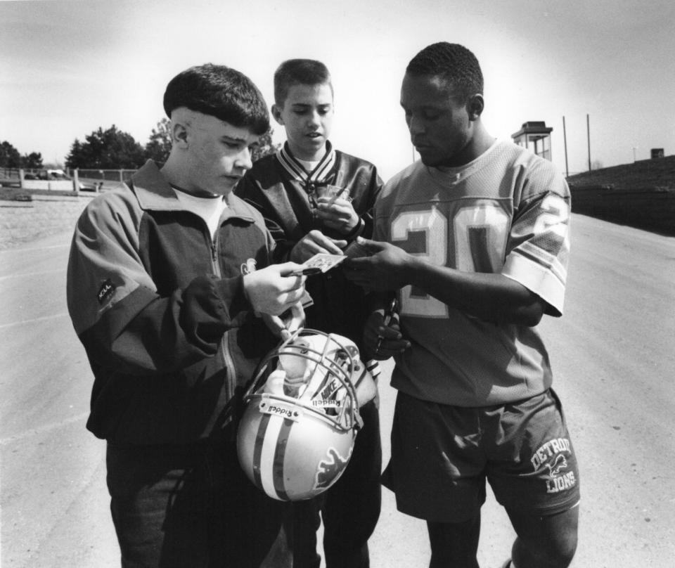 Barry Sanders signs autographs during Lions minicamp in 1993.