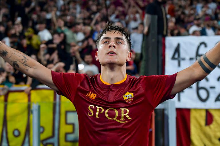 La emoción de Dybala, de cara a la tribuna del estadio Olímpico de Roma