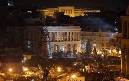 A general view shows anti-government protesters gathering around tents and barricades near Independence Square in central Kiev February 20, 2014. REUTERS/Vasily Fedosenko