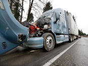 Die herabstürzenden Zugwaggons kollidierten mit zwei Lastwagen und fünf Autos. (Bild-Copyright: Elaine Thompson/AP Photo)