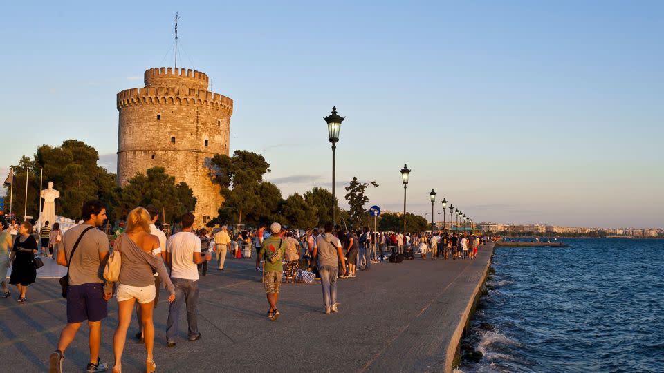 People promenade by the sea in Thessaloniki, Greece's second city. - Hemis/Alamy