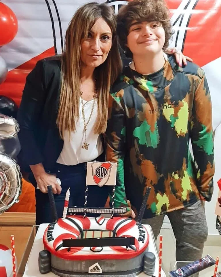 Marcela Tauro y su hijo Juan Cruz, en el cumpleaños de 15 del joven