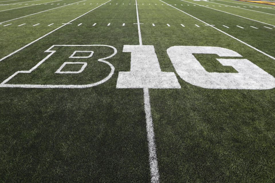 ARQUIVO - O logotipo do Big Ten é exibido no campo antes do jogo de futebol universitário da NCAA entre Iowa e Miami, Ohio, em Iowa City, Iowa, 31 de agosto de 2019. História e tradição?  Esses termos não têm peso no que se tornou essencialmente um jogo de risco, com a Big Ten e a Southeastern Conference se revezando jogando dados para determinar como dividir o mundo do futebol universitário.  (Foto AP/Charlie Neibergall, Arquivo)