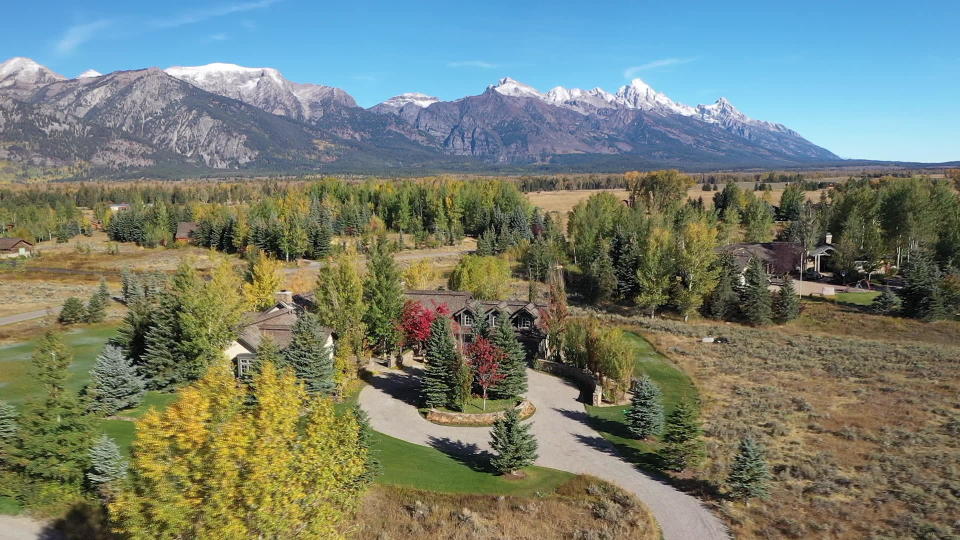 With COVID accelerating the arrival of the ultra-wealthy, Teton County in Wyoming is now home to the widest income divide in America, with a median house price of more than $3.5 million, squeezing out the middle class. / Credit: CBS News