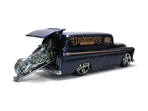 <b>Un auto ¡de colección!</b> Los amantes de Hot Wheels se derretirán con esta vagoneta Chevy Panel 55, cuya escotilla trasera no solo se abre, sino que revela una motocicleta deslizable.