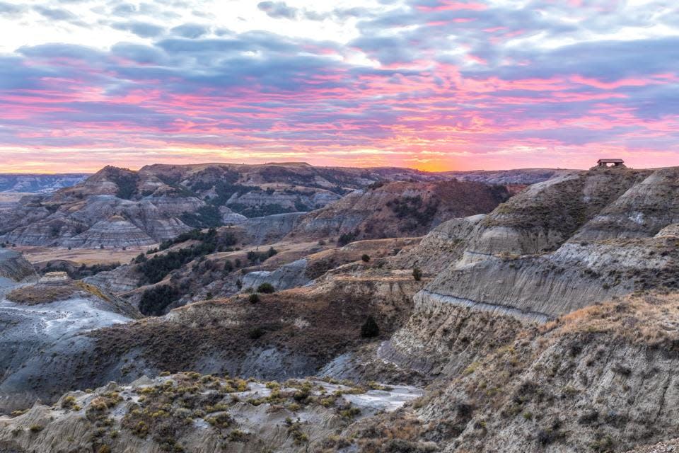 Vista del atardecer con vistas a los escarpados cañones del Parque Nacional Theodore Roosevelt de Dakota del Norte, Estados Unidos.