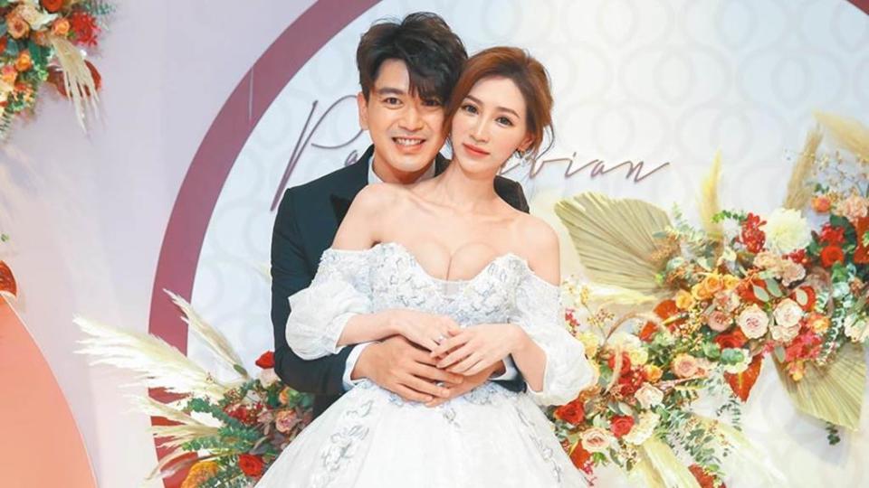 潘逸安（左）與老婆Vivian1日補辦婚宴。（粘耿豪攝）