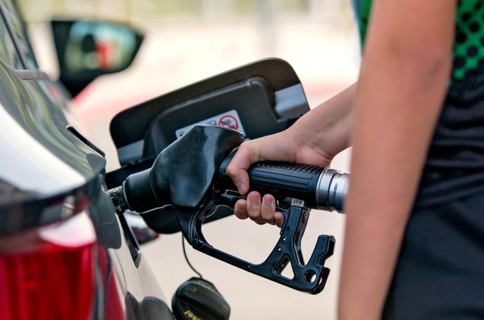 Muchas compañías de tarjetas de crédito ofrecen beneficios y descuentos al pagar la gasolina con plástico en estaciones de servicio. (Foto: Getty Images).