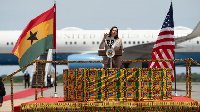 La vicepresidenta de Estados Unidos, Kamala Harris, da un discurso de saludo en el Aeropuerto Internacional de Kotoka, en Accra, Ghana, 26 de marzo, 2023