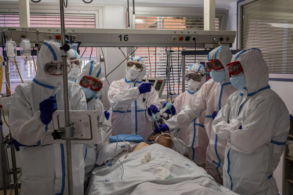 Médicos atienden a un paciente de COVID-19 en el Hospital Severo Ochoa, a las afueras de Madrid, el 9 de octubre de 2020. España alcanzó en octubre el millón de casos de coronavirus. (AP Foto/Bernat Armangue)COVID-19