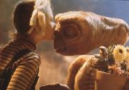 Zum Ende ein Abschiedskuss: Als der knuffige Außerirdische "E.T." in die Heimat zurück will, drückt Drew Barrymore ihm einen Schmatzer auf die Aliennase - und jedem, der kein Herz aus Stein hat, kräftig auf die Tränendrüse. Für uns der schönste Filmkuss aller Zeiten! (Bild: Universal)