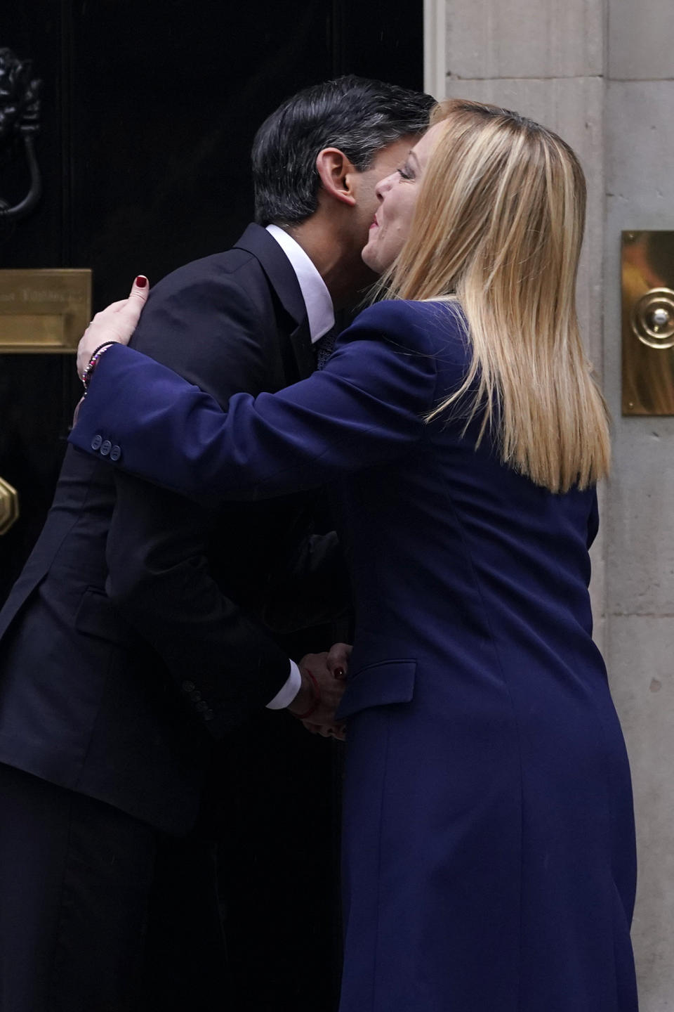 Britain's Prime Minister Rishi Sunak welcomes Italian Prime Minister Giorgia Meloni to 10 Downing Street in London, Thursday, April 27, 2023.(AP Photo/Alberto Pezzali)