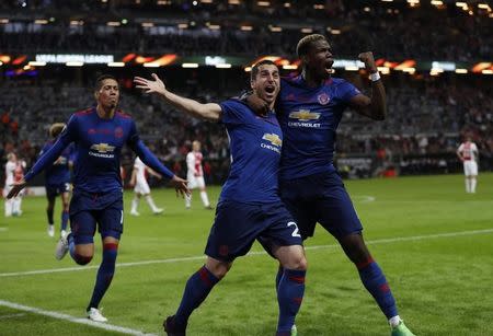 Foto del miércoles del delantero del Manchester United Henrikh Mkhitaryan (I) celebrando junto a Paul Pogba (D) y Chris Smalling tras marcar el 2-0 sobre Ajax en la final de la Liga Europa. 24/5/17 El Manchester United le ganó el miércoles 2-0 al Ajax de Holanda para consagrarse campeón de la Liga Europa, el único título que le faltaba a su palmarés. Reuters / Lee Smith