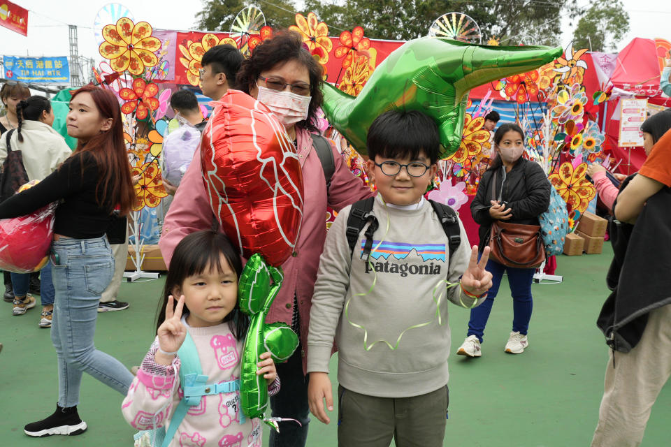 羅太帶孫仔、孫女行年宵，形容往年較靜，都只有行花市，今年則因乾貨而來維園。