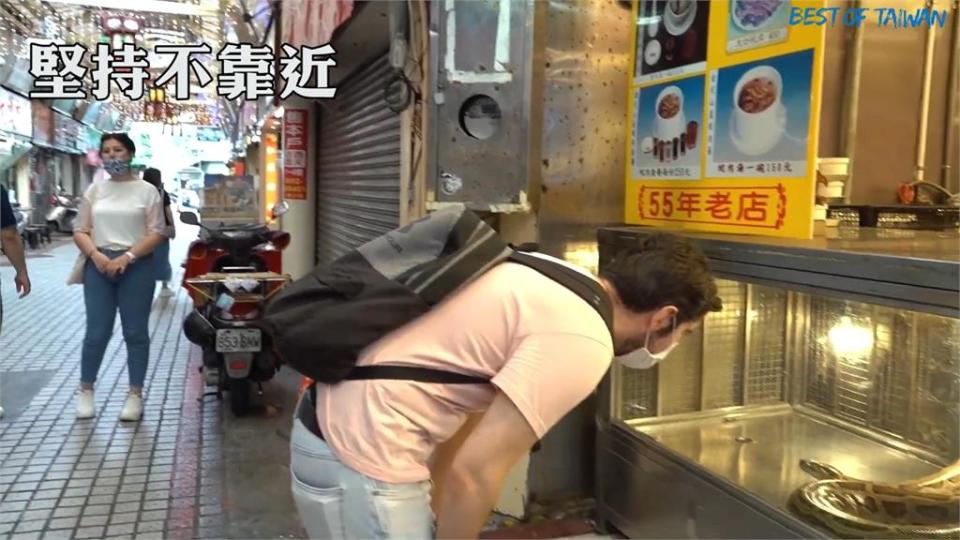 土耳其女訪龍山寺、夜市體驗台灣文化　見蛇肉店嚇喊：絕對不要吃！