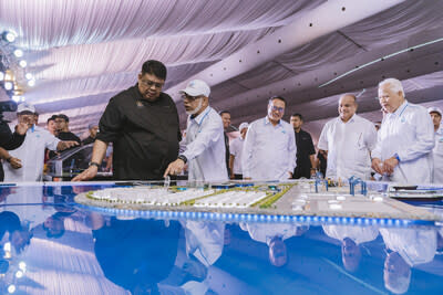 AB Rauf and Noormustafa Kamal bin Yahya admiring the scale model of KLIP (PRNewsfoto/Kuala Linggi International Port)