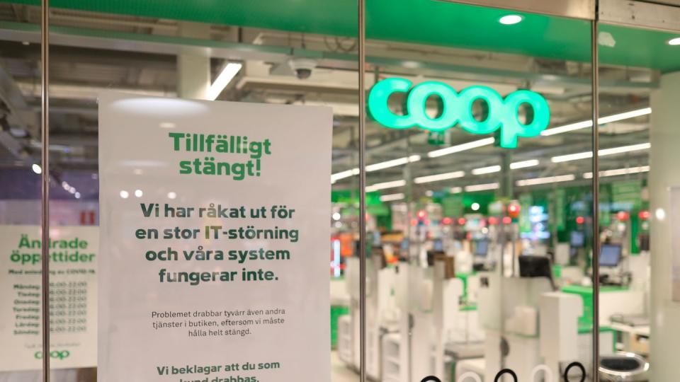 Auf einem Schild am Schaufenster einer Coop-Supermarktfiliale steht «Vorübergehend geschlossen. Wir haben eine IT-Störung und unsere Systeme funktionieren nicht».