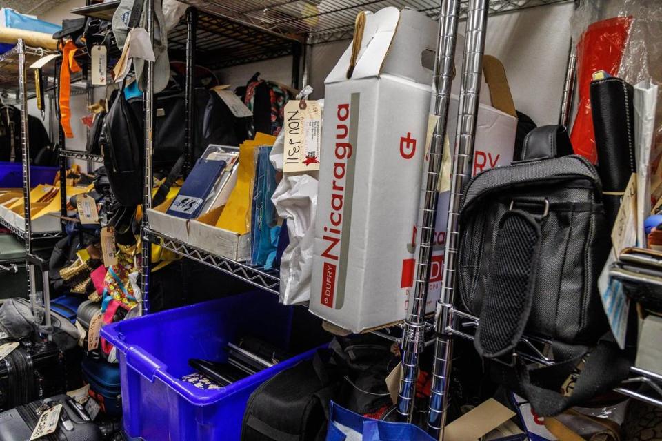 Vista de los objetos dejados por los pasajeros que se almacenan en el departamento de Objetos Perdidos del Aeropuerto Internacional de Miami hasta que sus dueños los reclamen, el martes 13 de diciembre de 2023.
