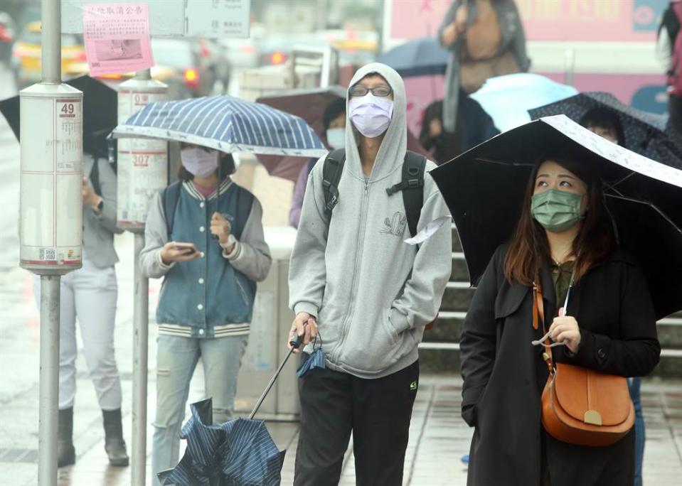 今天晚起鋒面南下，明天(30日)中午開始到周六冷氣團影響台灣，氣溫驟降。(資料照 陳怡誠攝)