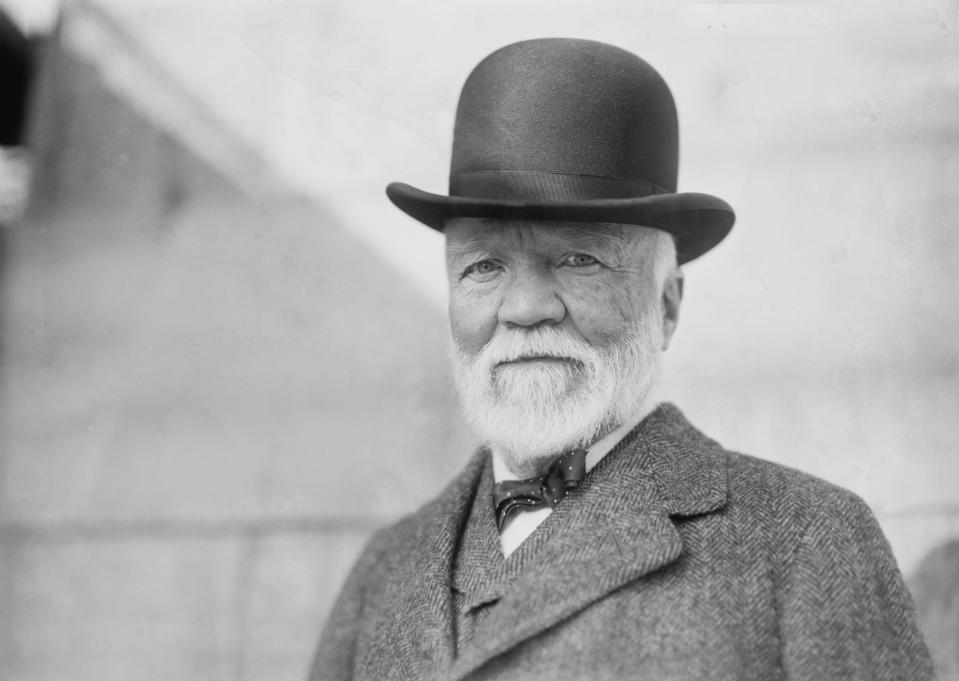 Andrew Carnegie llegó a Estados Unidos desde su Escocia natal siendo un niño con su familia pobre y acabó amasando una fortuna de 310 mil millones de dólares. Empezó en la industria ferroviaria, aunque se convirtió en millonario gracias al sector de la siderurgia. De hecho, es uno de los fundadores de U.S. Steel. Se le recuerda igualmente porque realizó importantes donaciones a causas sociales. (Foto: Universal History Archive / Universal Images Group / Getty Images).