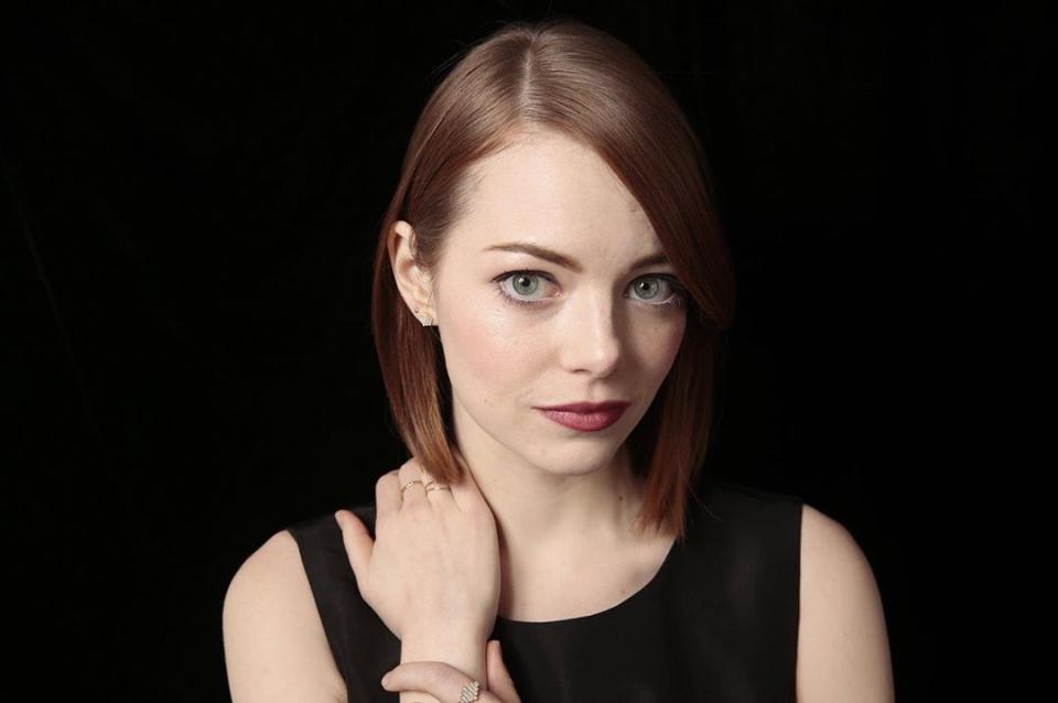 Emma Stone a toujours eu une santé psychique fragile. Sujette depuis l'enfance à de violentes crises d'angoisse, la star n'a jamais caché son problème et n'hésite d'ailleurs pas à en parler pour mieux pouvoir aider ceux qui comme elle souffre d'anxiété chronique. <em>"Ma mère a toujours dit que je suis née avec les nerfs en dehors de mon corps. Quand j'avais sept ans, [...] j'ai commencé à avoir des crises de panique, dont j'ai beaucoup parlé. Il y a des années, j'étais préoccupée par ce que les gens allaient penser ou dire en me regardant. À présent, ce n'est plus le cas. Je suis sensible à un tel niveau que c’est problématique. J’en ai parlé à ma psychologue et elle m’a dit : 'Heureusement que vous êtes actrice'"</em>, confiait en 2018 Emma Stone dans une interview pour Elle US. ©Instagram