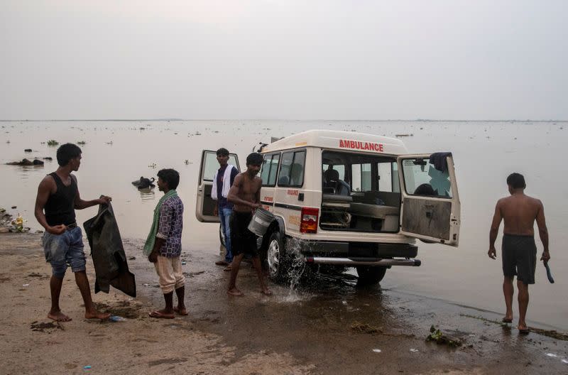 Wider Image: Last doctor standing: Pandemic pushes Indian hospital to brink