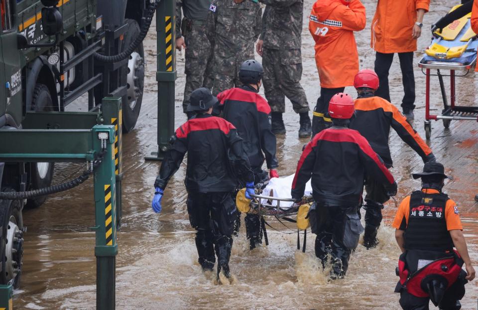 2023年7月16日，救難人員從南韓忠清北道清州市五松地下道抬出罹難者。路透社
