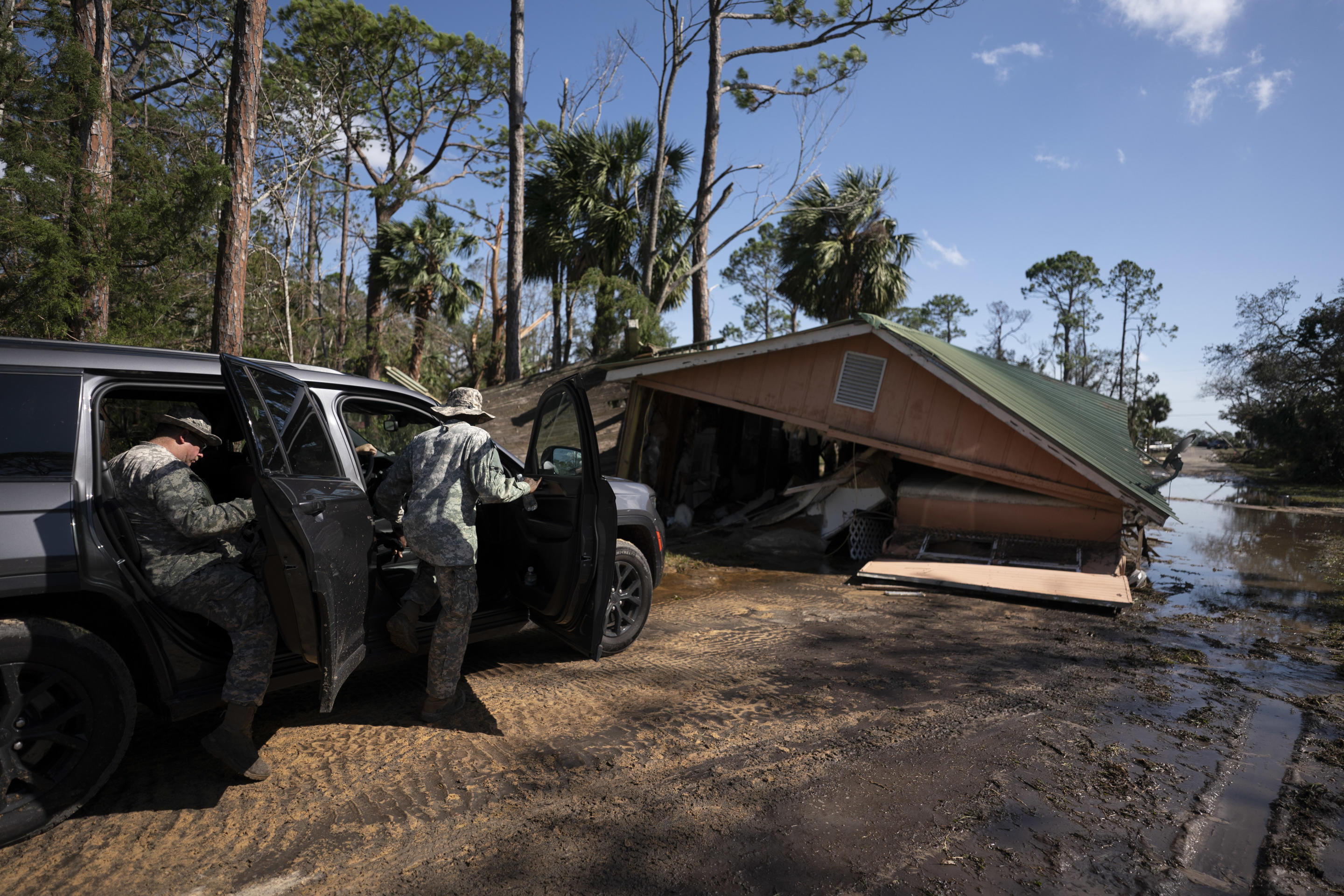 Guardias del Estado de Florida participan en una misión de búsqueda y recuperación tras el paso del huracán Helene el 27 de septiembre de 2024 en Steinhatchee, Florida. (Foto de Sean Rayford/Getty Images)