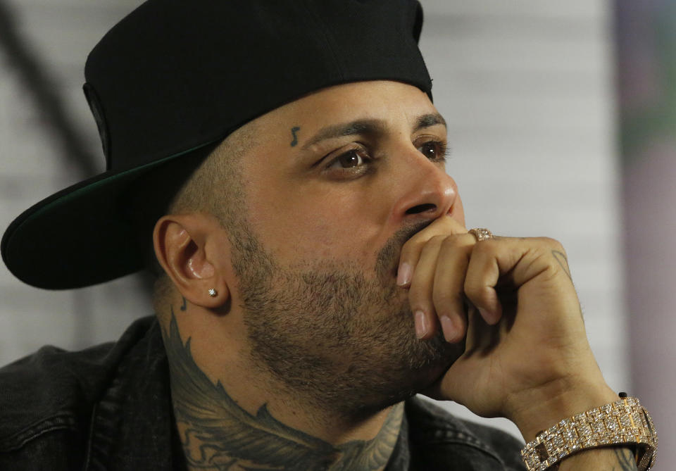 ARCHIVO – En esta fotografía de archivo del 9 de mayo de 2017 el reggaetonero Nicky Jam durante una conferencia de prensa en la Ciudad de México para promover su álbum “Fénix”. Nicky Jam se ha reunido con Will Smith y Daddy Yankee en “Bad Boys For Life”. El astro del reggaetón actúa de tipo malo en la película, que incluye su nuevo éxito con Yankee “Muévelo”, el primero en dos décadas que graban como el dúo Los Cangris. (Foto AP/Marco Ugarte, archivo)